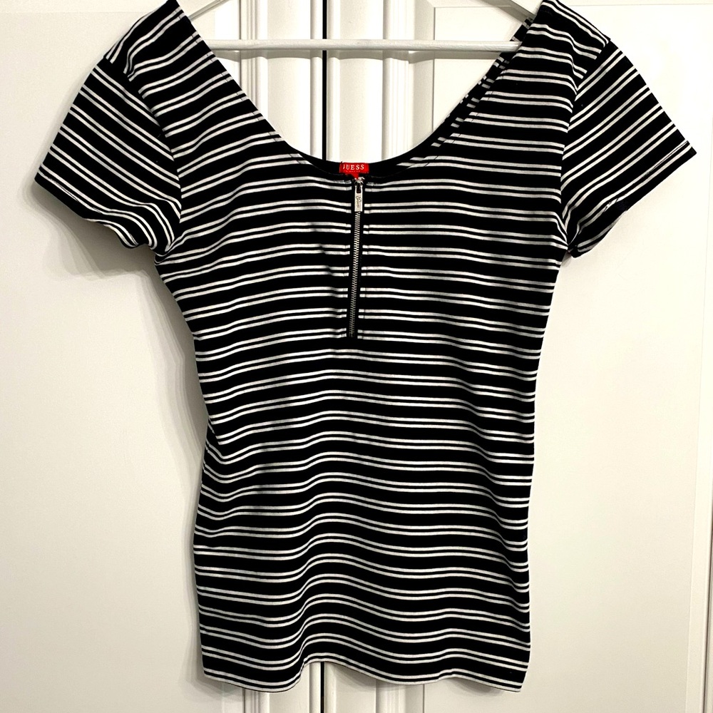 Guess Women’s Large Short Sleeve Scoop Neck w/Zipper Black & White Striped Tee